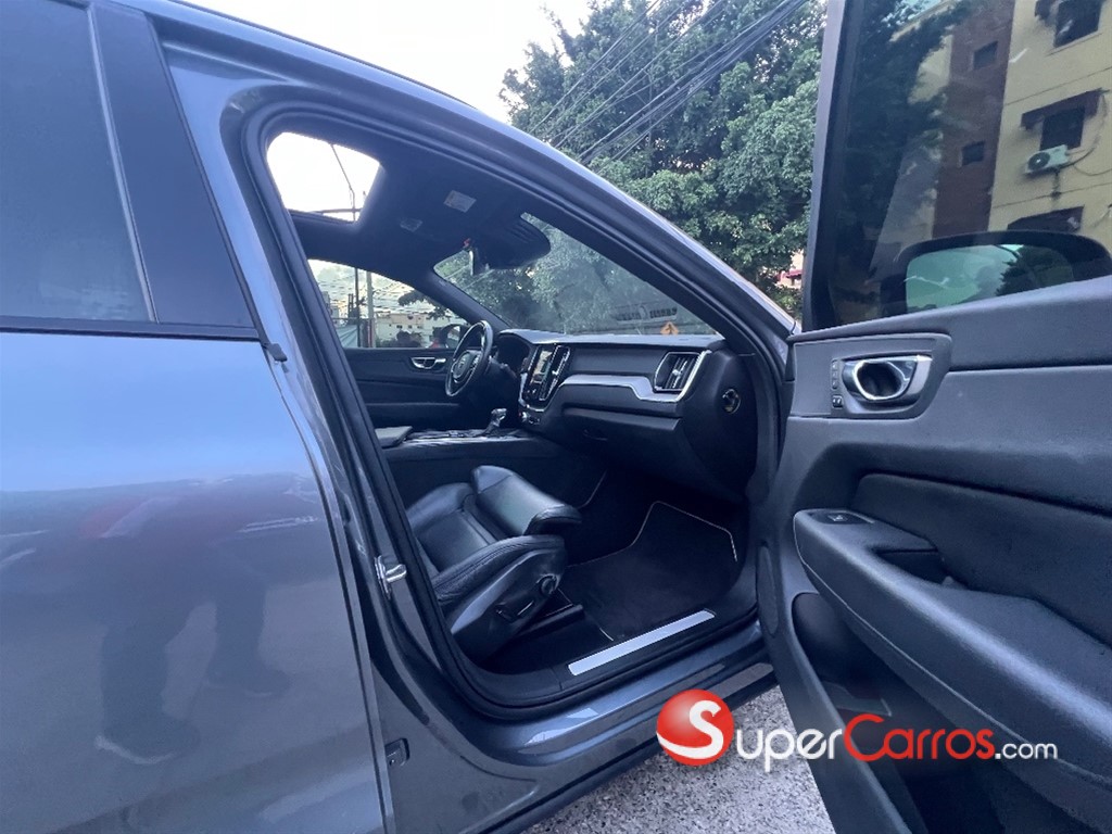 2020 Volvo XC60 T5 R Design — foto 11 / 12
