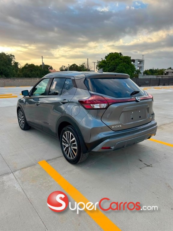 2021 Nissan Kicks SV — foto 2 / 12