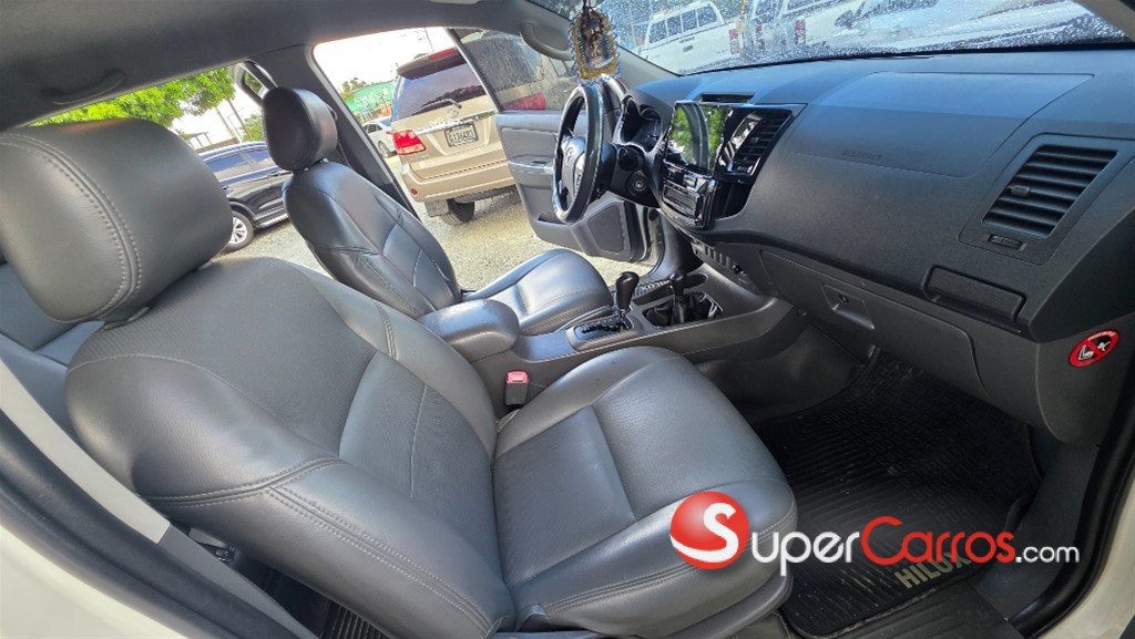 2014 Toyota Hilux SRV — foto 6 / 12