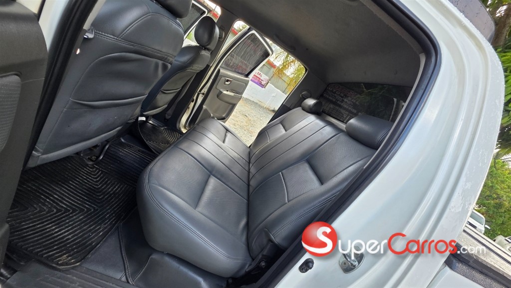 2014 Toyota Hilux SRV — foto 7 / 12