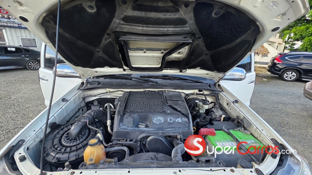 2014 Toyota Hilux SRV — foto 8 / 12