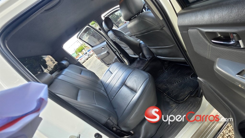 2014 Toyota Hilux SRV — foto 9 / 12