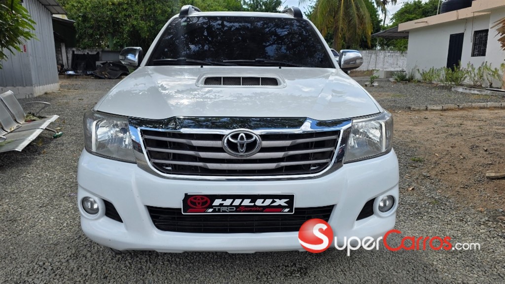 2014 Toyota Hilux SRV — foto 11 / 12