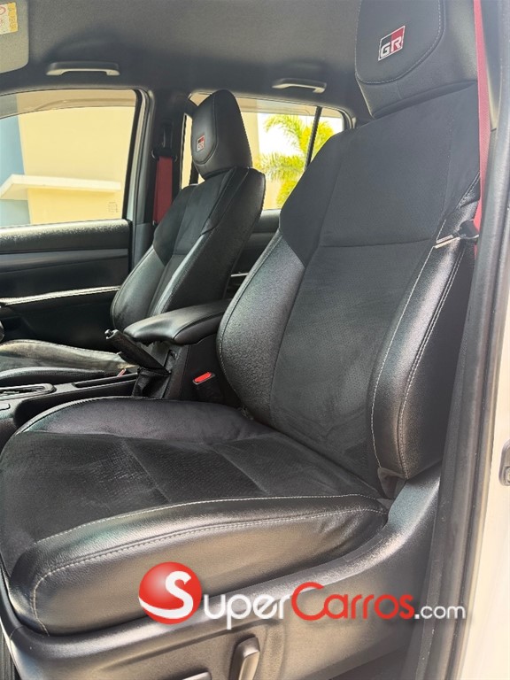 2025 Toyota Hilux GR Sport — foto 4 / 9