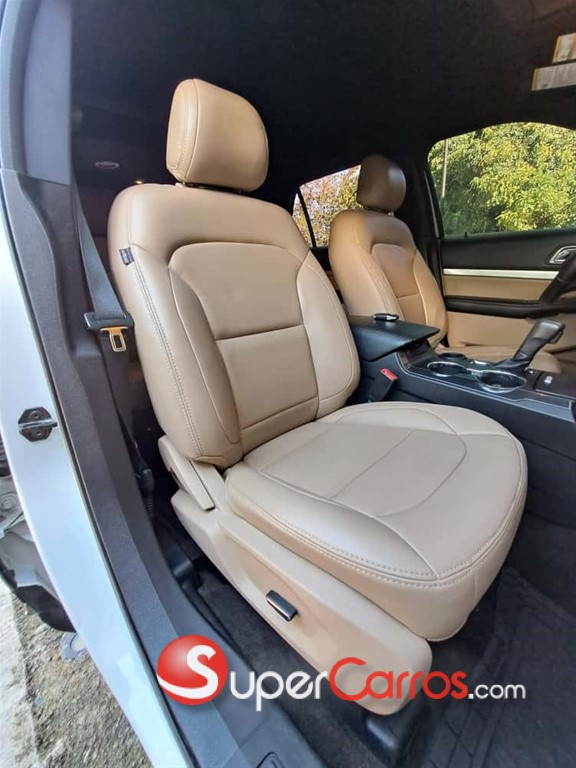2016 Ford Explorer XLT — foto 8 / 12