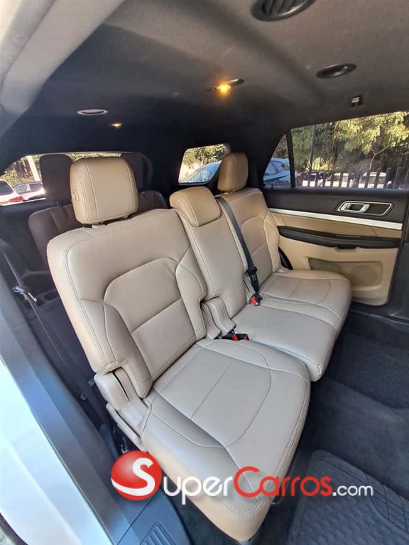 2016 Ford Explorer XLT — foto 9 / 12