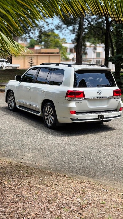 2019 Toyota Land Cruiser VXR — foto 2 / 12