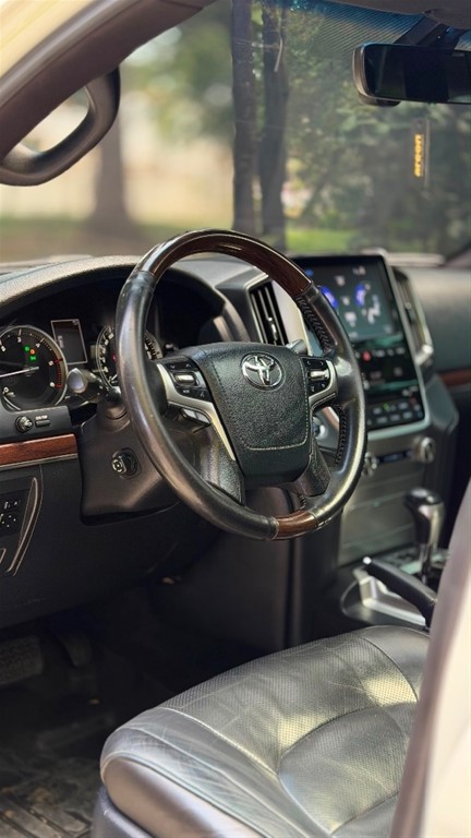 2019 Toyota Land Cruiser VXR — foto 8 / 12