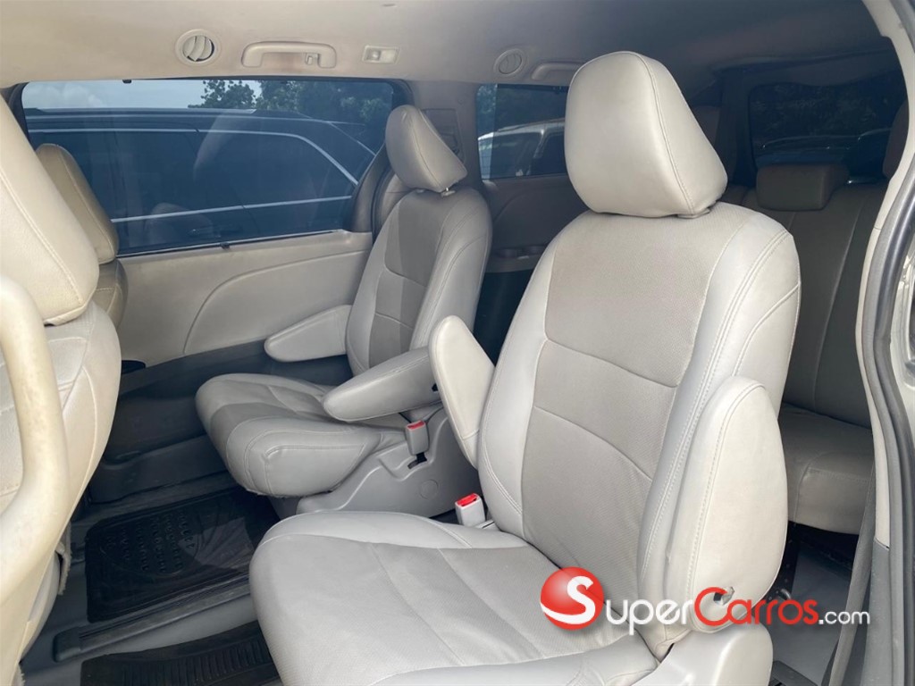 2018 Toyota Sienna LE — foto 9 / 12