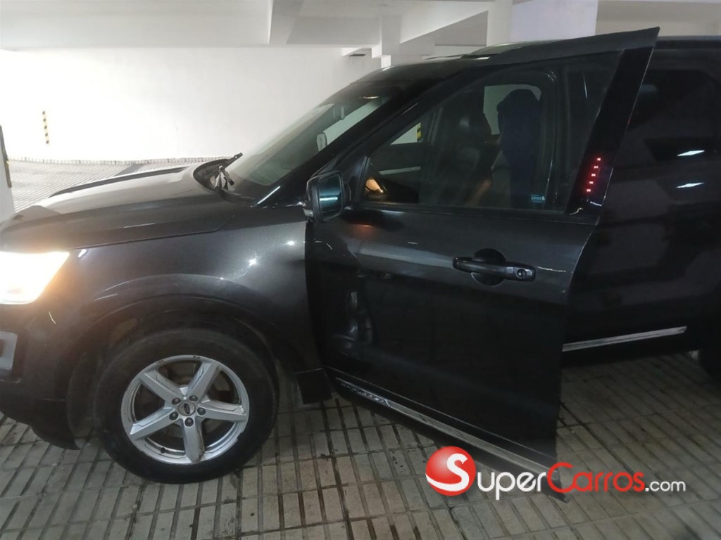 2017 Ford Explorer XLT — foto 6 / 12