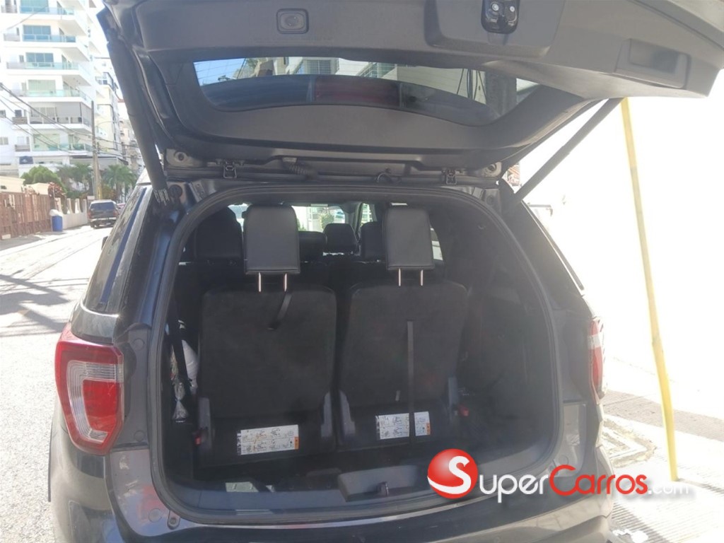 2017 Ford Explorer XLT — foto 8 / 12