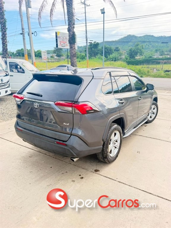 2020 Toyota RAV4 XLE — foto 3 / 8