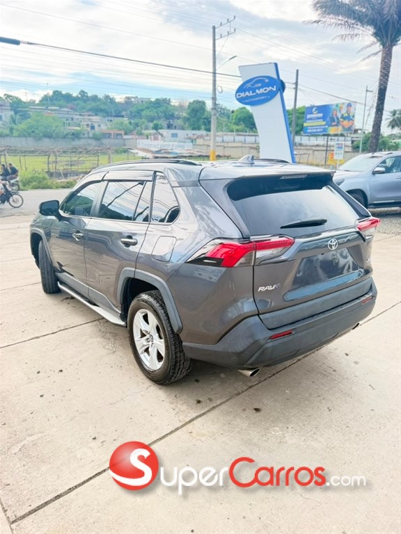 2020 Toyota RAV4 XLE — foto 6 / 8