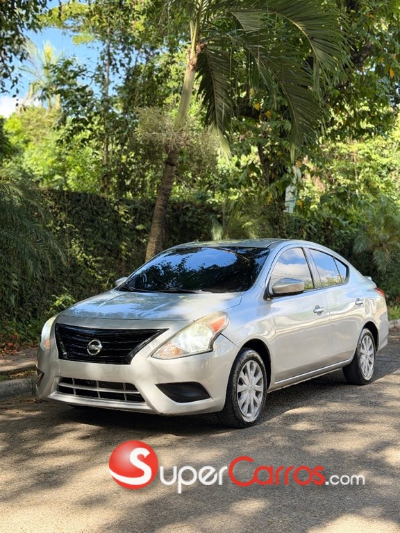 2015 Nissan Versa SV — foto 2 / 10