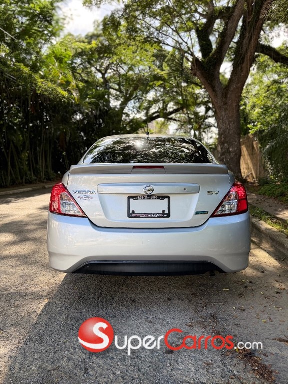 2015 Nissan Versa SV — foto 3 / 10