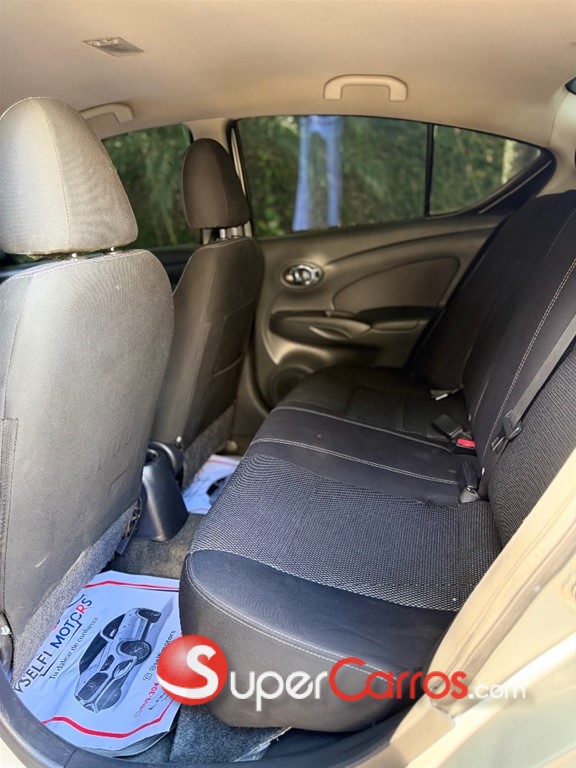 2015 Nissan Versa SV — foto 4 / 10