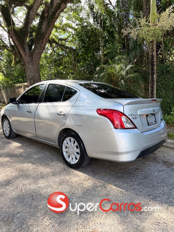 2015 Nissan Versa SV — foto 7 / 10