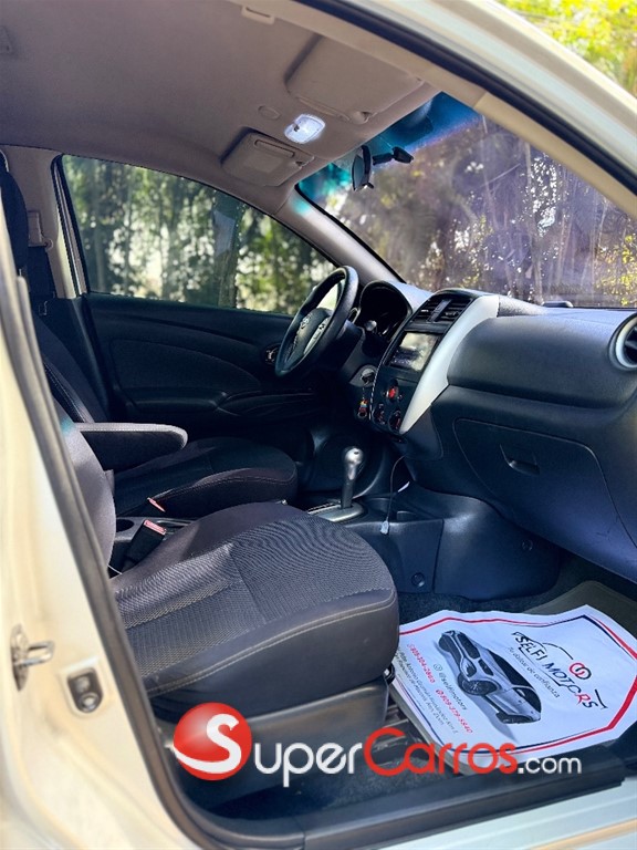 2015 Nissan Versa SV — foto 8 / 10
