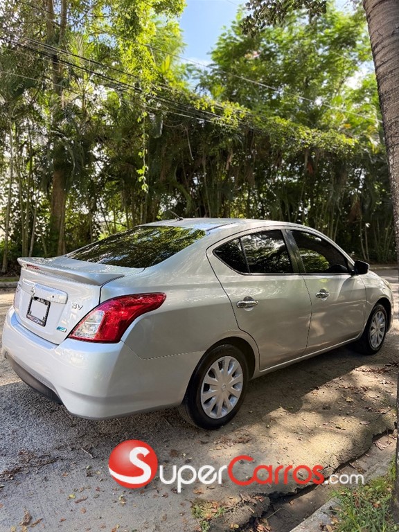 2015 Nissan Versa SV — foto 9 / 10