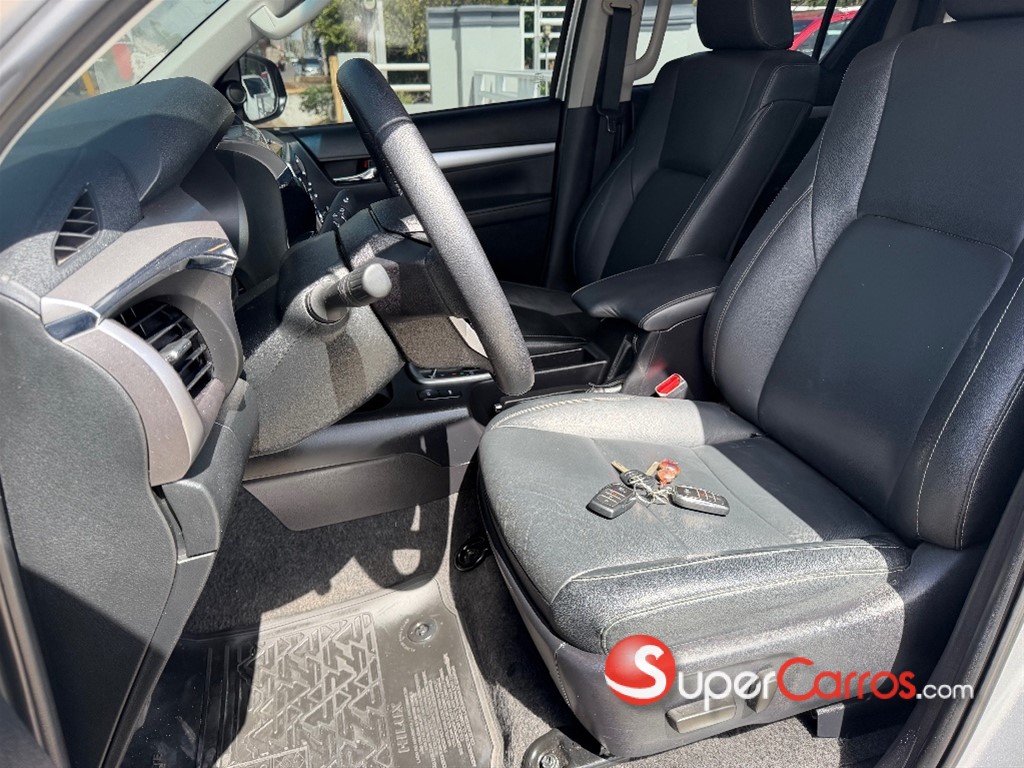 2022 Toyota Hilux SRV — foto 10 / 12