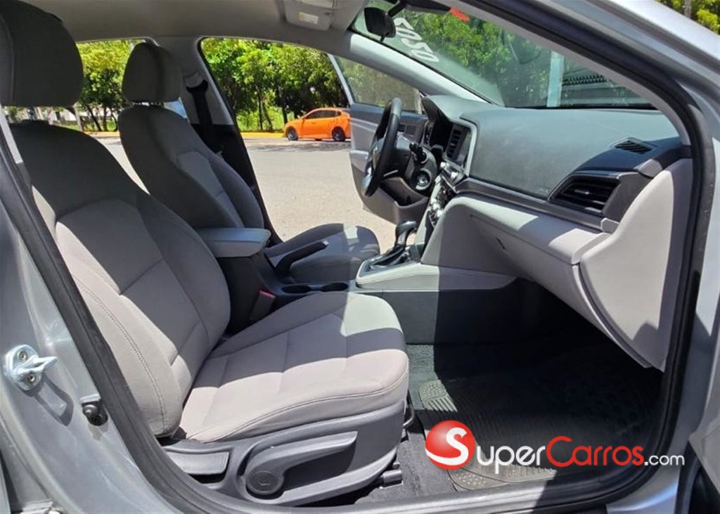2020 Hyundai Elantra SE — foto 8 / 12