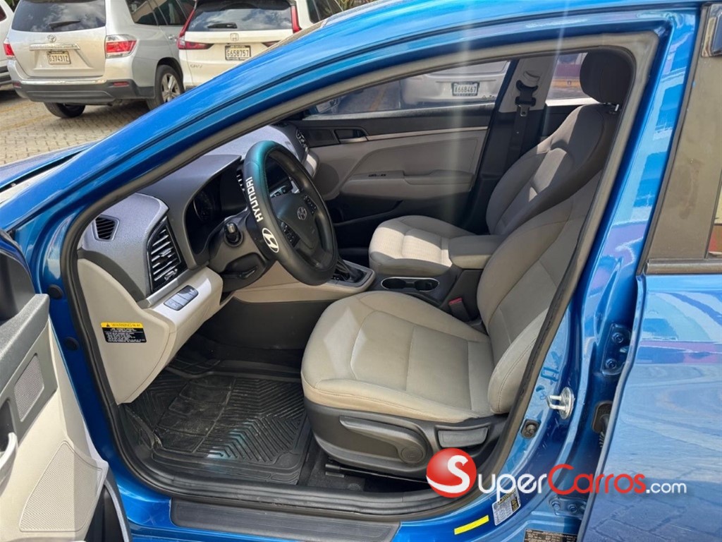 2017 Hyundai Elantra — foto 10 / 12