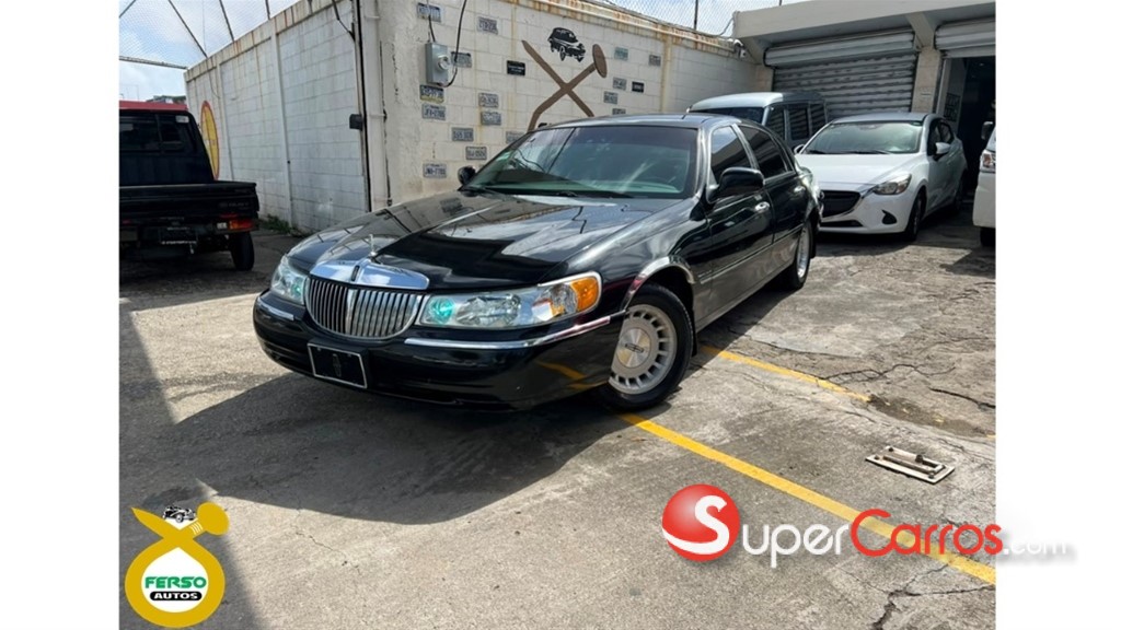 2001 Lincoln Town Car