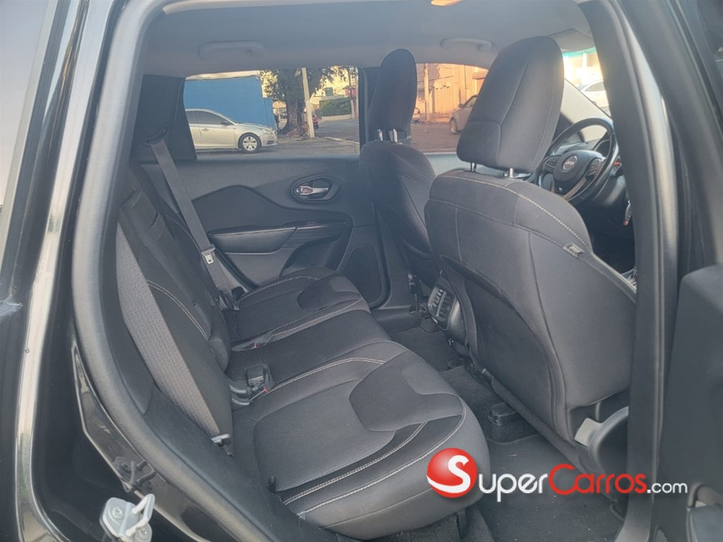 2015 Jeep Cherokee Latitude — foto 7 / 8