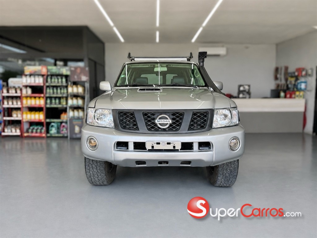 2011 Nissan Patrol GRX — foto 1 / 10