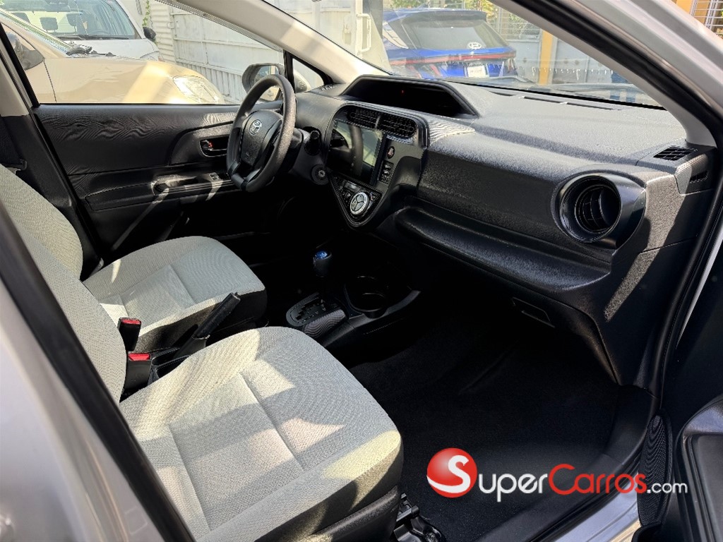 2021 Toyota Aqua Hibrido — foto 4 / 12