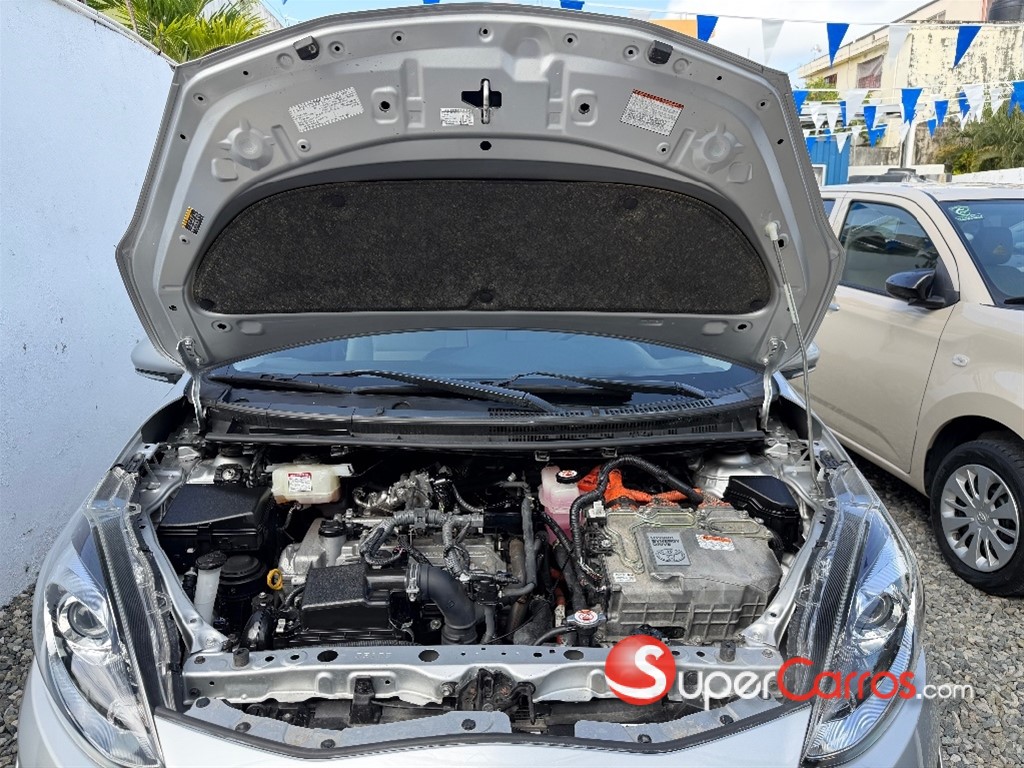 2021 Toyota Aqua Hibrido — foto 6 / 12