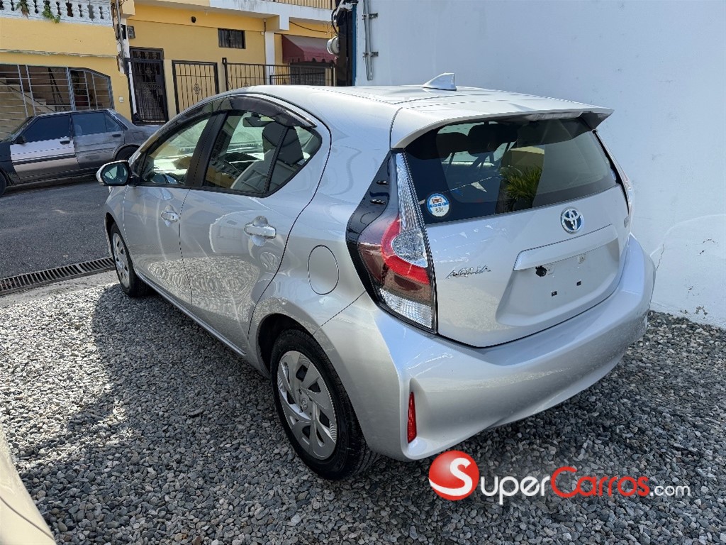 2021 Toyota Aqua Hibrido — foto 9 / 12