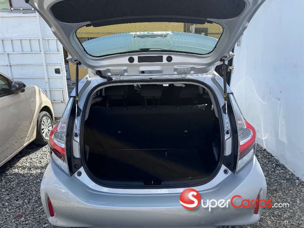 2021 Toyota Aqua Hibrido — foto 10 / 12