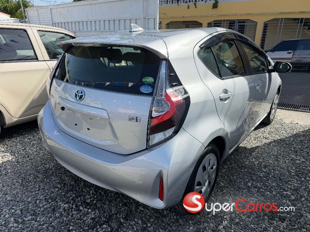 2021 Toyota Aqua Hibrido — foto 11 / 12