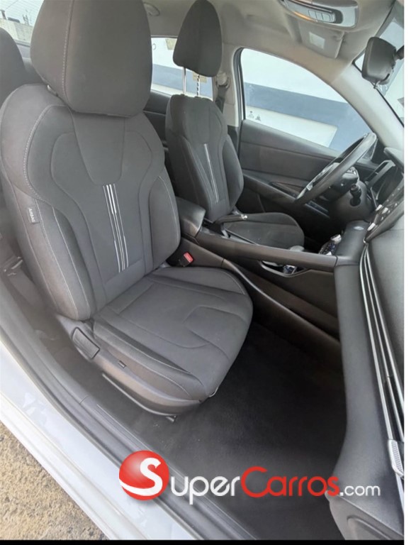 2021 Hyundai Elantra — foto 4 / 8
