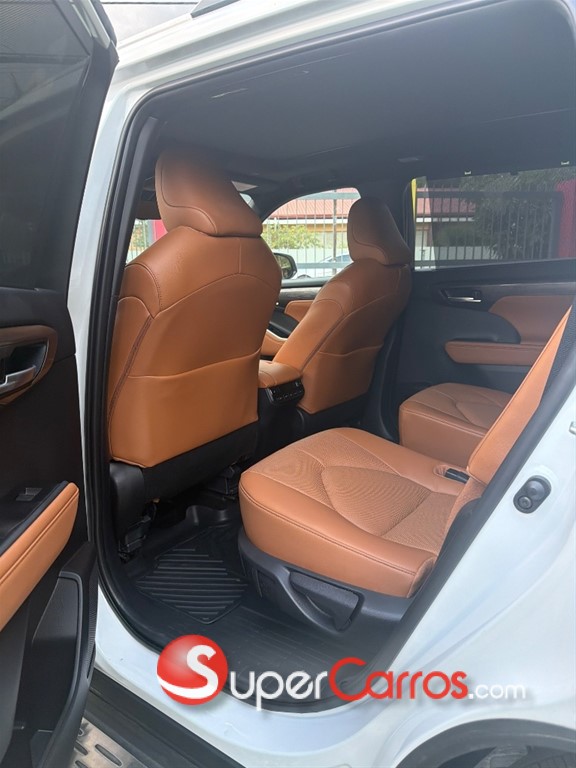 2025 Toyota Highlander Platinum — foto 6 / 9