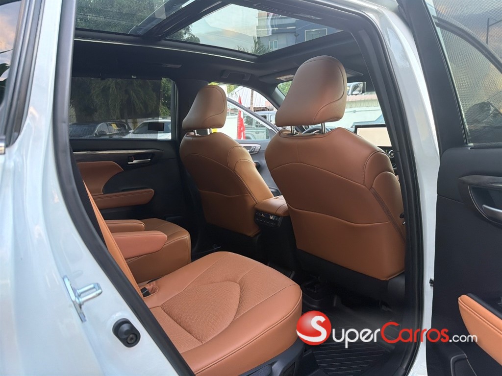 2025 Toyota Highlander Platinum — foto 7 / 9