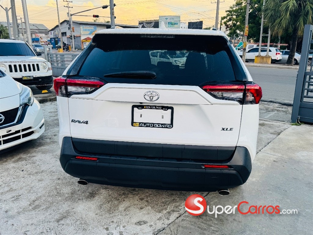 2020 Toyota RAV4 XLE — foto 5 / 12