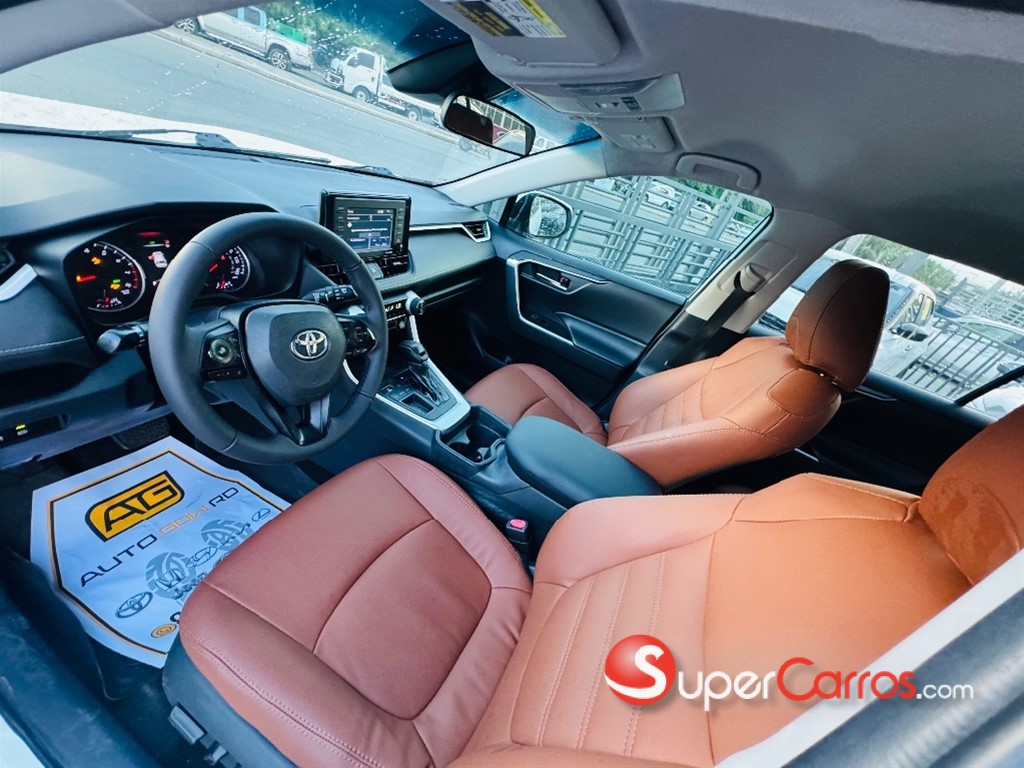 2020 Toyota RAV4 XLE — foto 8 / 12