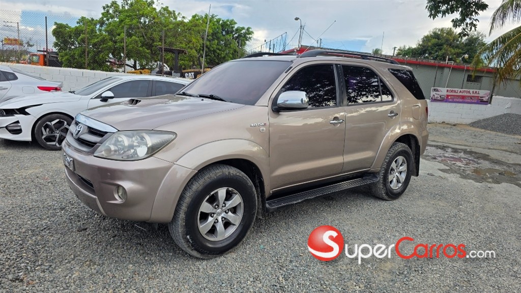 2008 Toyota Fortuner SRV — foto 1 / 10