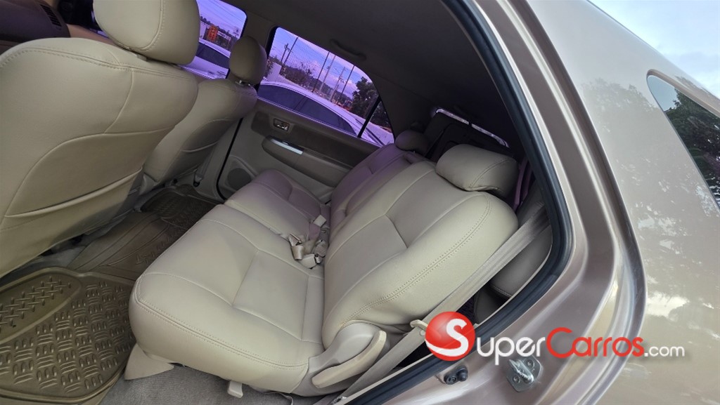 2008 Toyota Fortuner SRV — foto 6 / 10