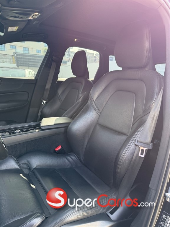 2020 Volvo XC60 T5 R Design — foto 6 / 8
