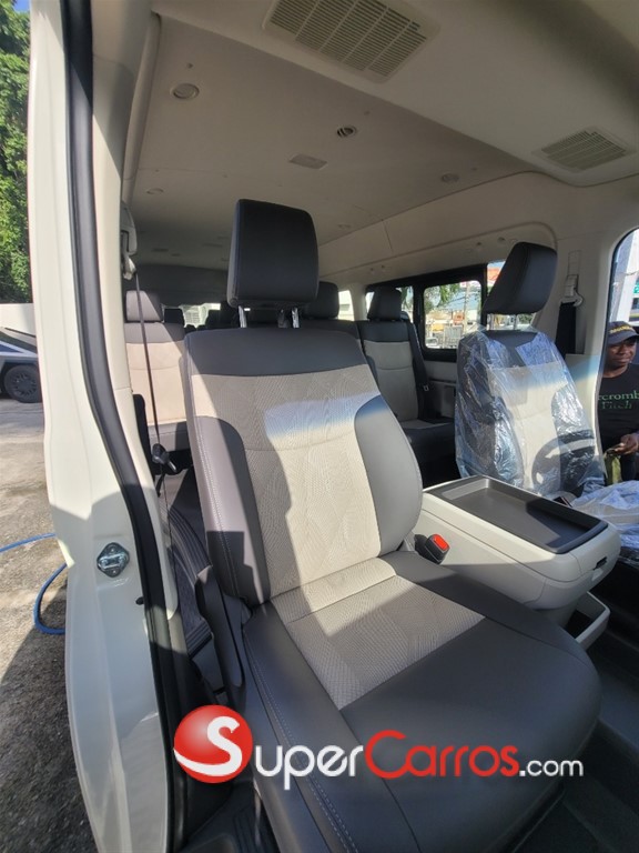 2027 Toyota Hiace — foto 3 / 4