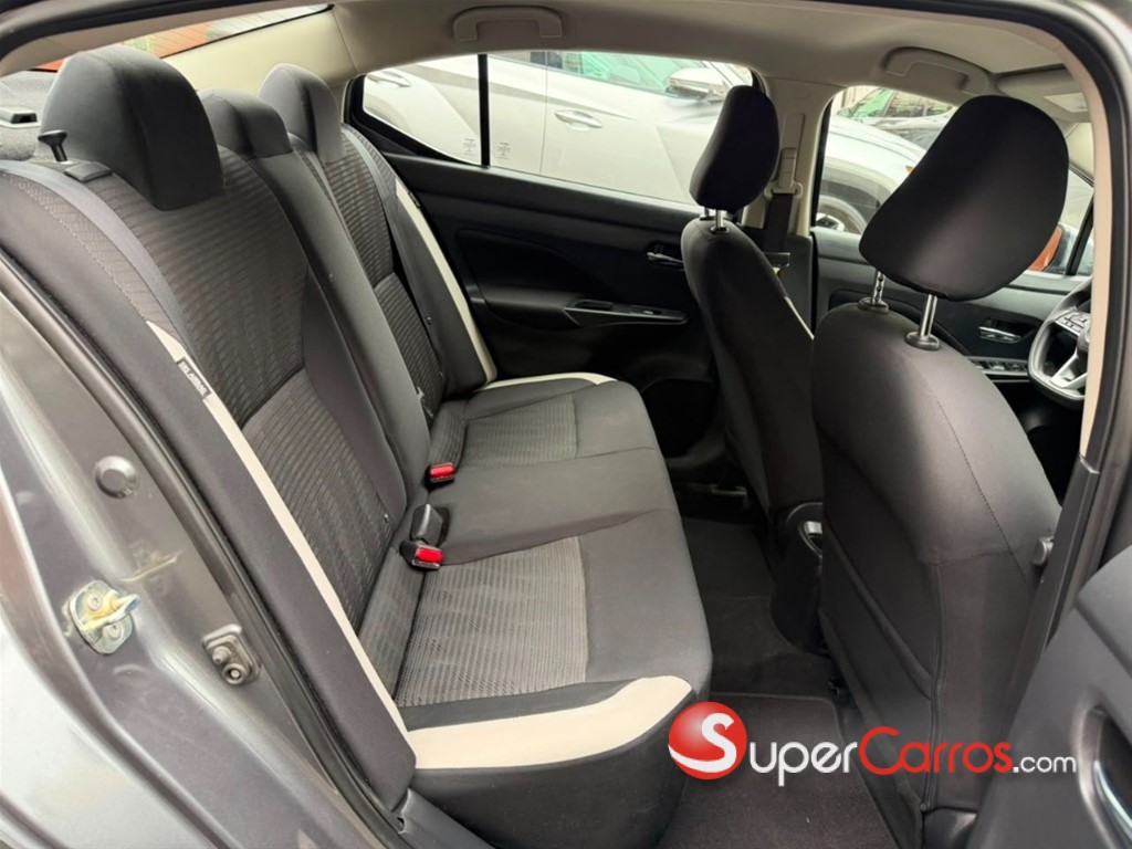 2021 Nissan Versa SV — foto 8 / 12