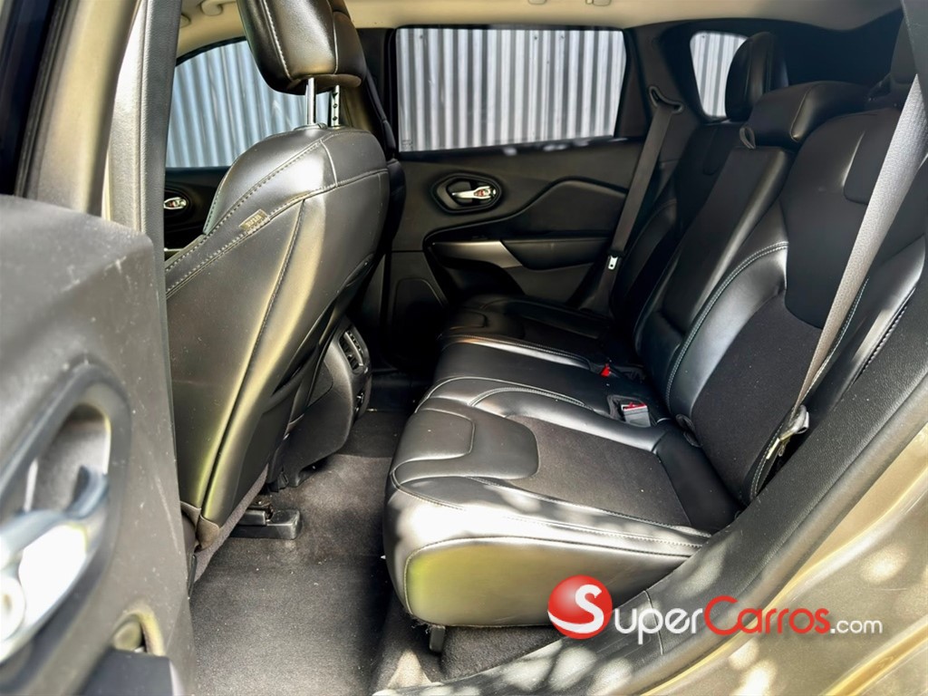 2020 Jeep Cherokee Latitude Plus — foto 9 / 11