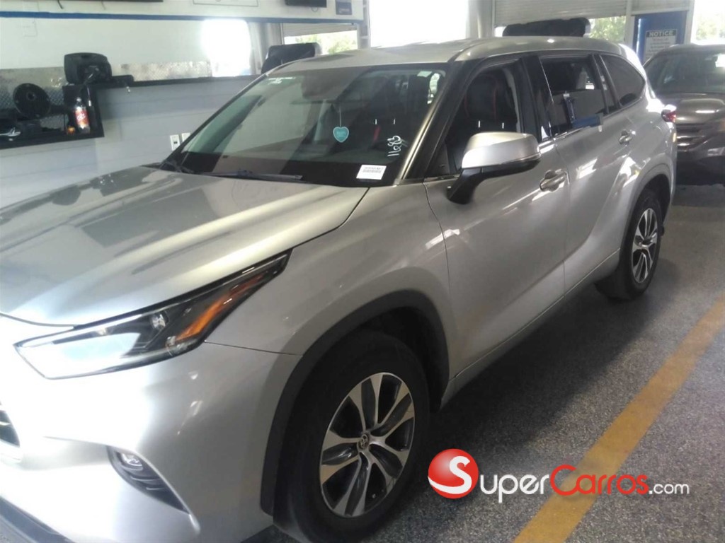 2021 Toyota Highlander LE — foto 1 / 6