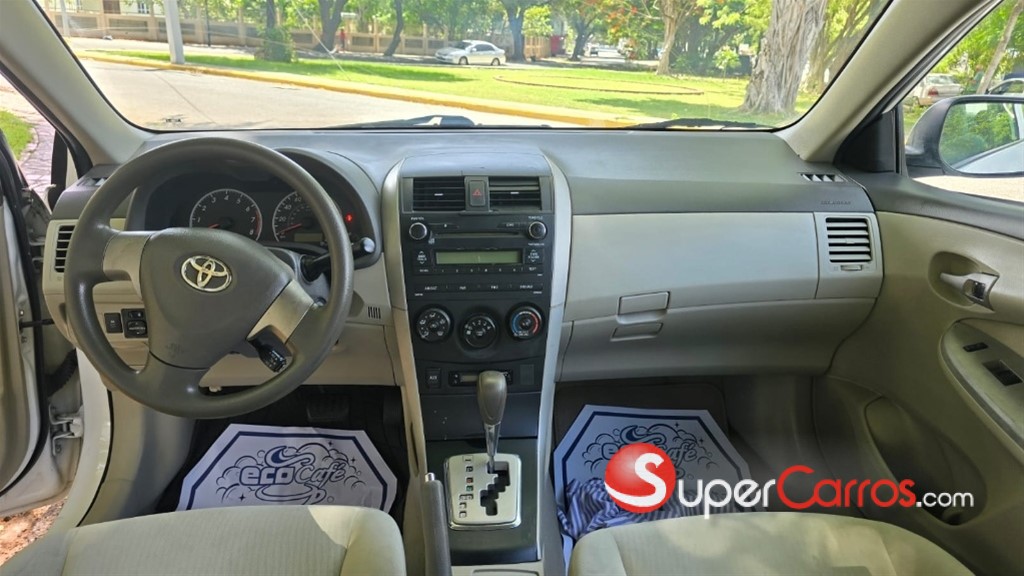 2010 Toyota Corolla LE — foto 8 / 10
