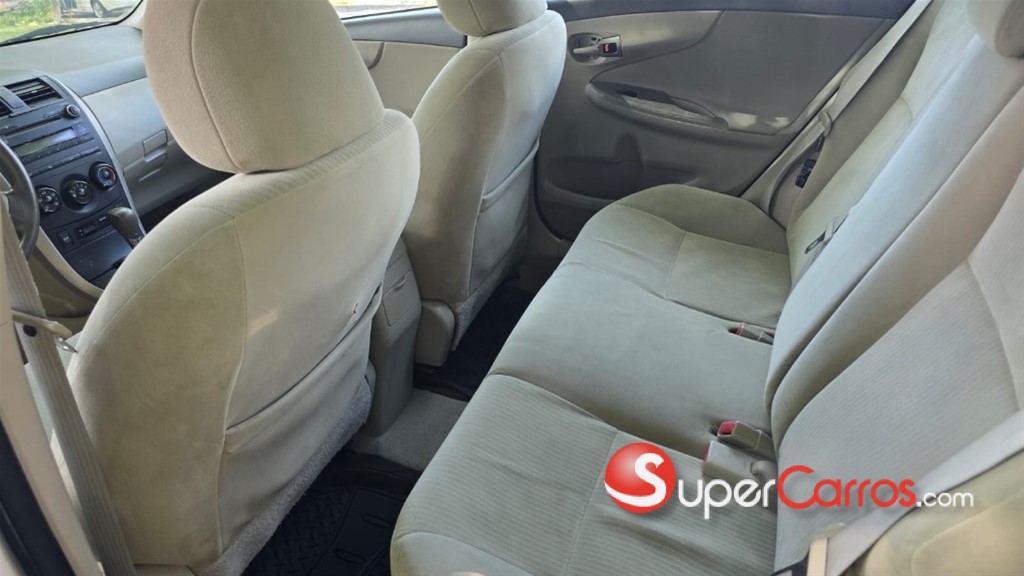 2010 Toyota Corolla LE — foto 9 / 10