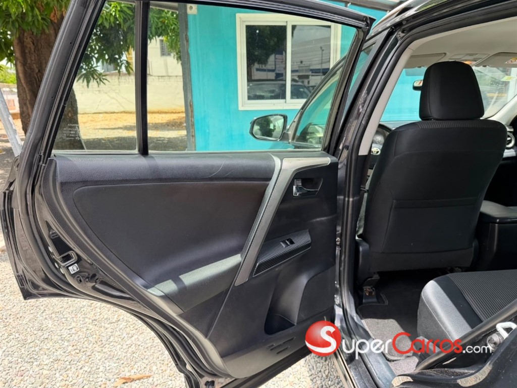2015 Toyota RAV4 LE — foto 9 / 12