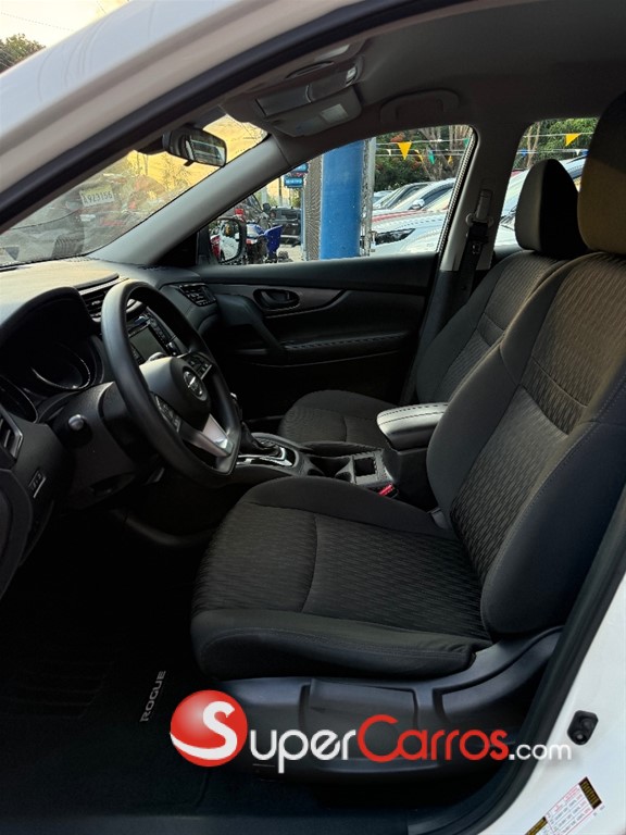 2020 Nissan Rogue SV — foto 8 / 12